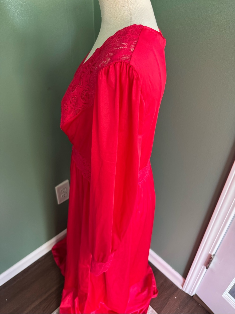 Red Vintage Nightgown & Robe set - Picture 6 of 12